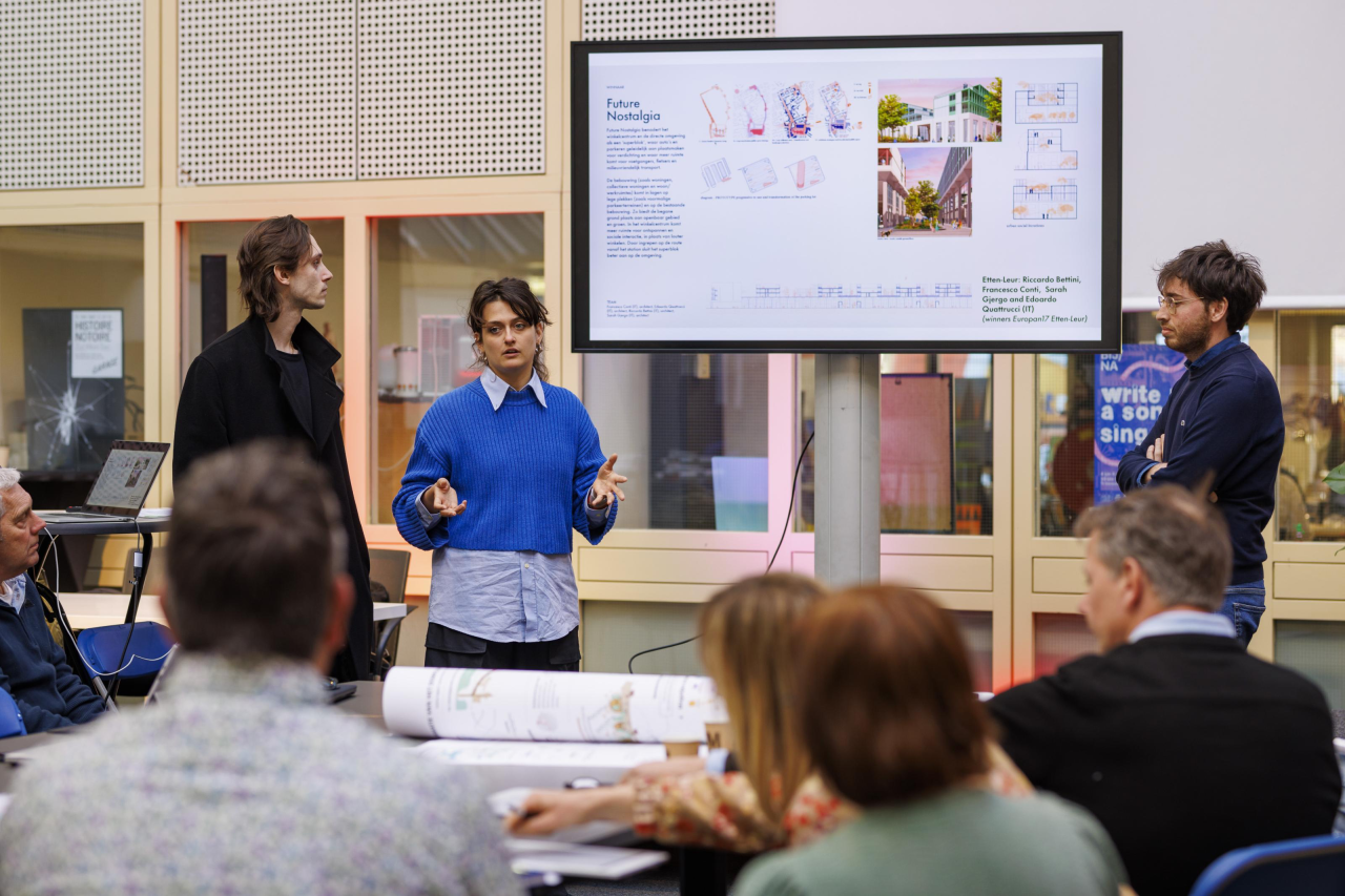 Francesco Conti, Sarah Gjergo en Edoardo Quattrucci van Informal Practice presenteren hun voorstel voor Etten-Leur. Foto: Joris Buijs