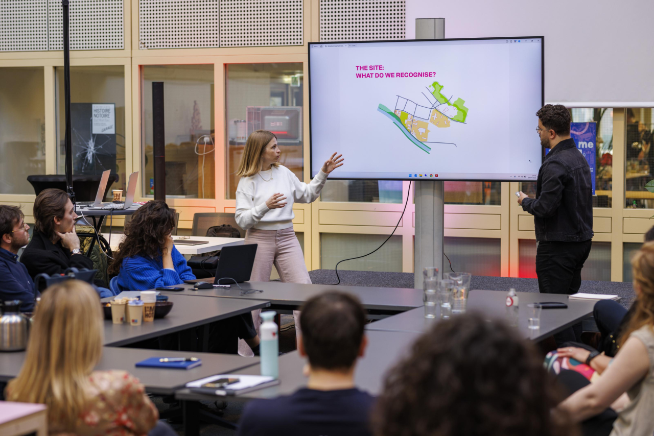 Quim Olea Fernández en Mireia Martín Salvanyà presenteren hun voorstel voor Dongen. Foto: Joris Buijs