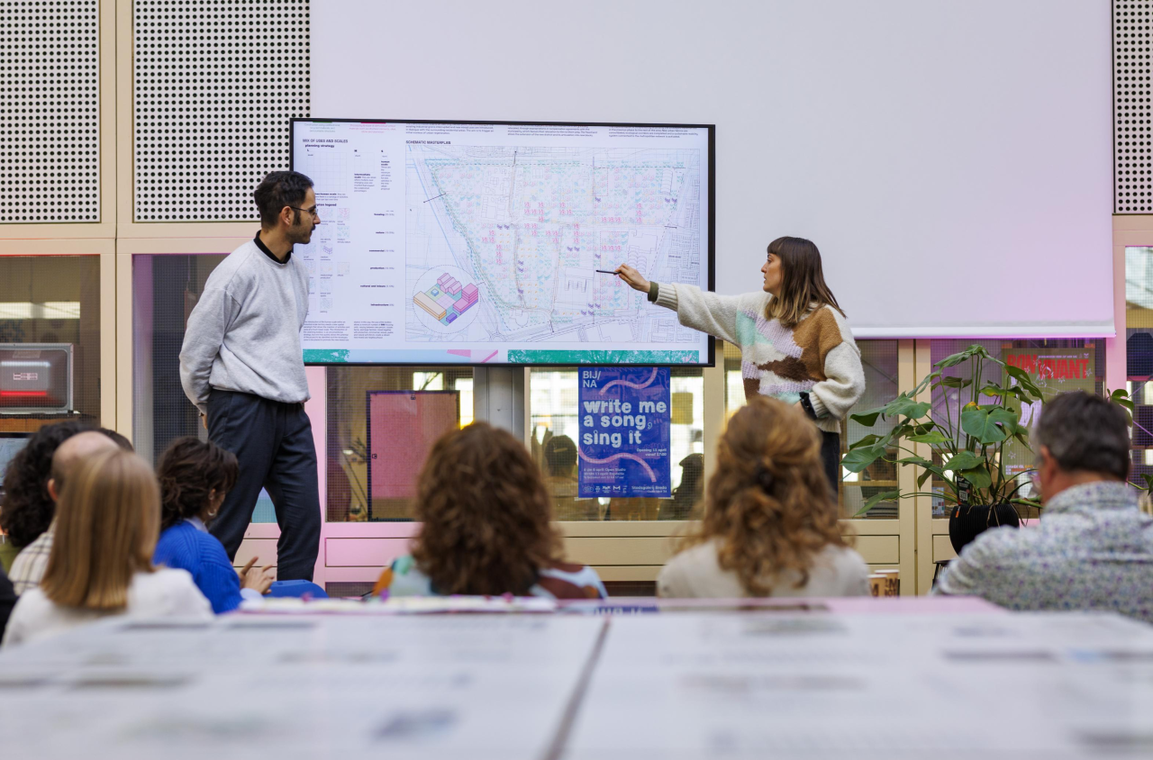 Maria Vittoria Tesei en Flavio Martella (m2ft architects) presenteren hun voorstel voor Zanddonk-Noord. Foto: Joris Buijs