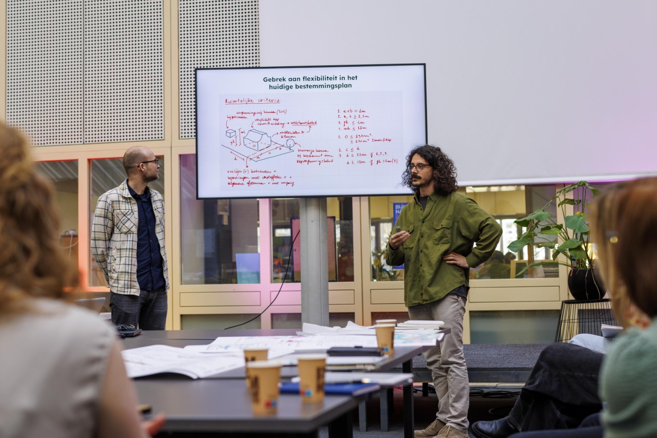 Stefano Agliati, Mathias Gorz en Ganesh Babu Ramaiah Perumalsamy presenteren hun voorstel voor Sprang-Capelle. Foto: Joris Buijs