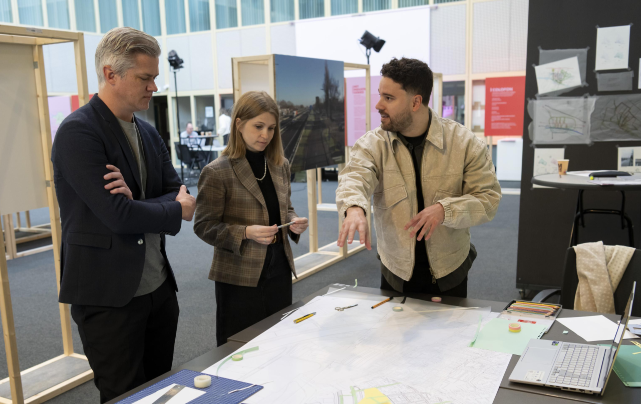 Elbert Arens van PosadMaxwan in gesprek met Quim Olea Fernández en Mireia Martín Salvanyà. Foto: Joris Buijs