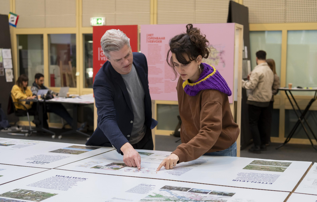Elbert Arens van PosadMaxwan in gesprek met Sarah Gjergo van Informal Practice. Foto: Joris Buijs