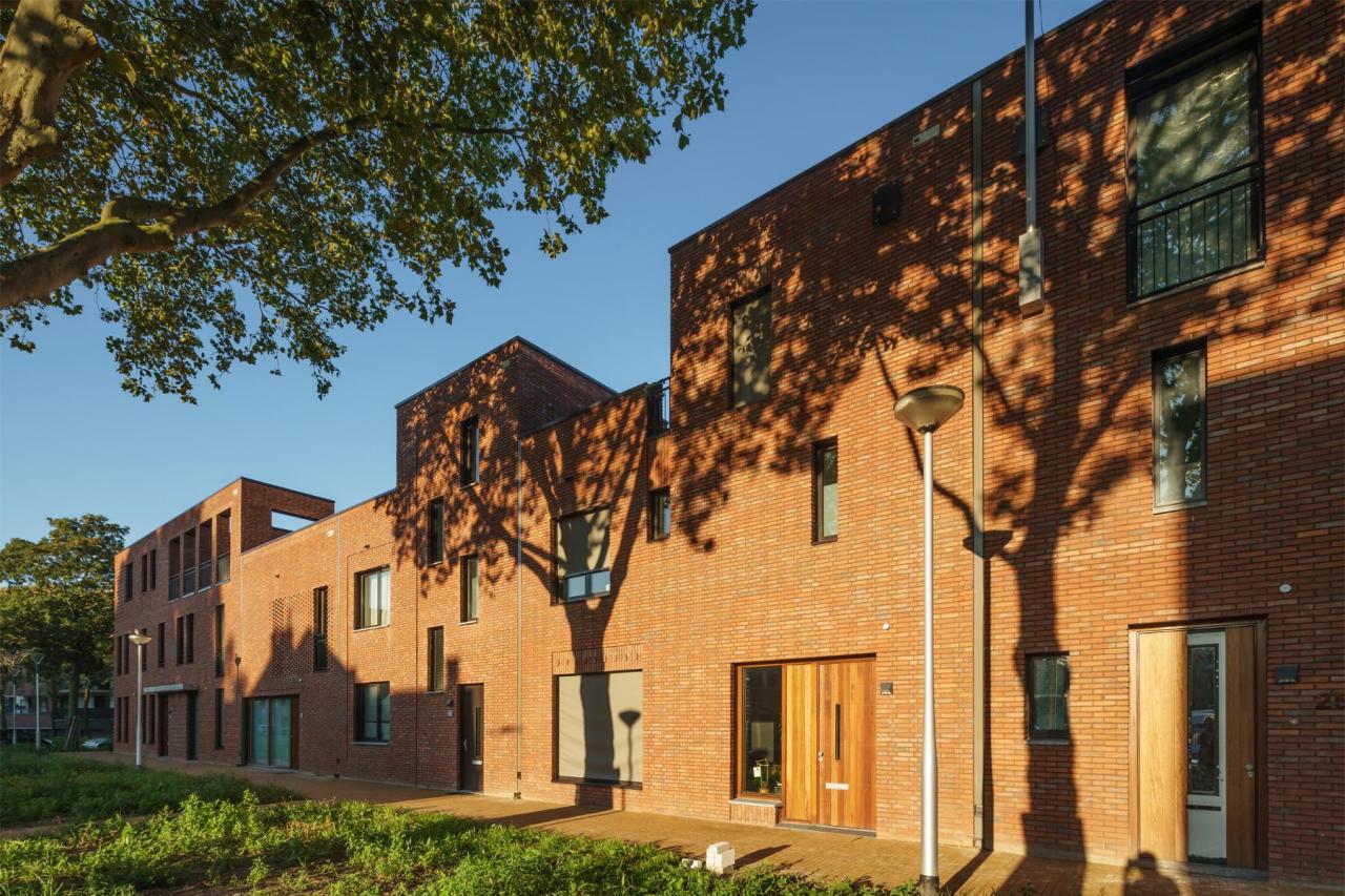 Burgerijpad Tilburg. Ontwerpende architecten:  ArchitectuurMAKEN, Bureau Ha Architecten, Baudoin van Alphen Bergers Architecten, Jan Couwenberg Architectuur, Wolfs Architecten, ARCHES Architecten, Bedaux de Brouwer Architecten, Studio Space Architecten, Joris Hoogstede Architectuur i.s.m. Joost Pijnenborg, QUBE Studio Architecten  Planopzet, supervisor en uitwerkend architect:  De Nijl Architecten. Foto: Jannes Linders