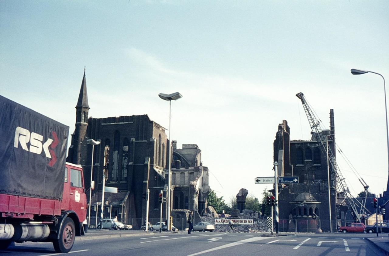 Sloop van de Noordhoekse kerk in 1975. (Bron: Ad de Bont, Regionaal Archief Tilburg.)