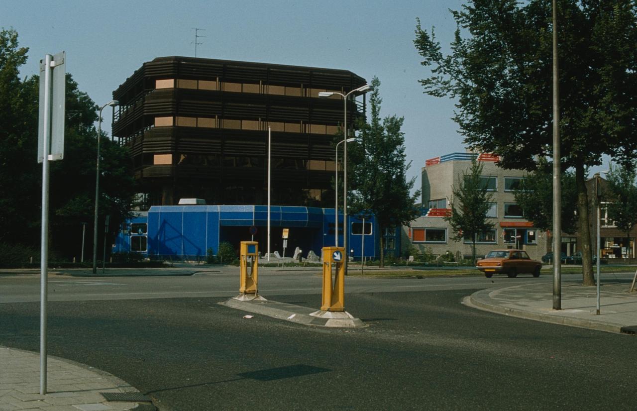 Het Blauwe Gebouw, hoek Besterdring/Burgemeester Brokxlaan, heeft 45 jaar bestaan. (Bron: Ad de Bont, Regionaal Archief Tilburg)