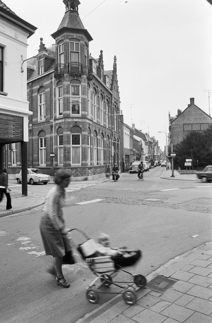 Het pand van de voormalige Nederlandse Spaarbank aan de Noordstraat, aan de beroemde Vijfsprong, wilde Becht slopen. (Bron: L.M. Tangel, Rijksdienst voor het Cultureel Erfgoed.)