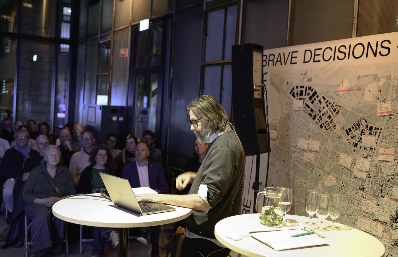 Presentatie Jeroen de Willigen. Foto Freddie de Roeck