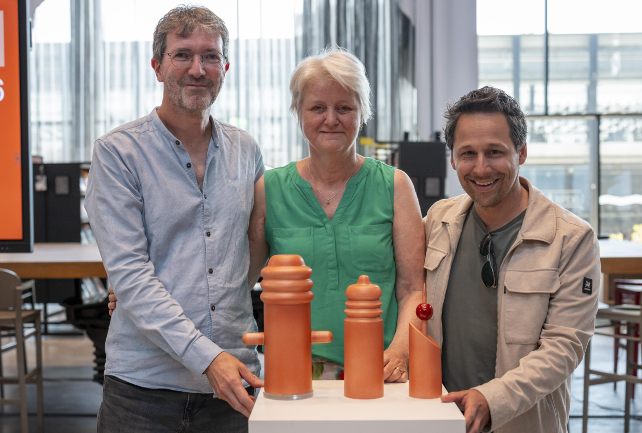 De winnaars van de vakjuryprijs. Vlnr: Armand Hermans (HSH Architecten), Jacqueline Ogier (directeur KrisjKrasjKresj) en Geert Keijzers (directeur huisvesting Xpect013)